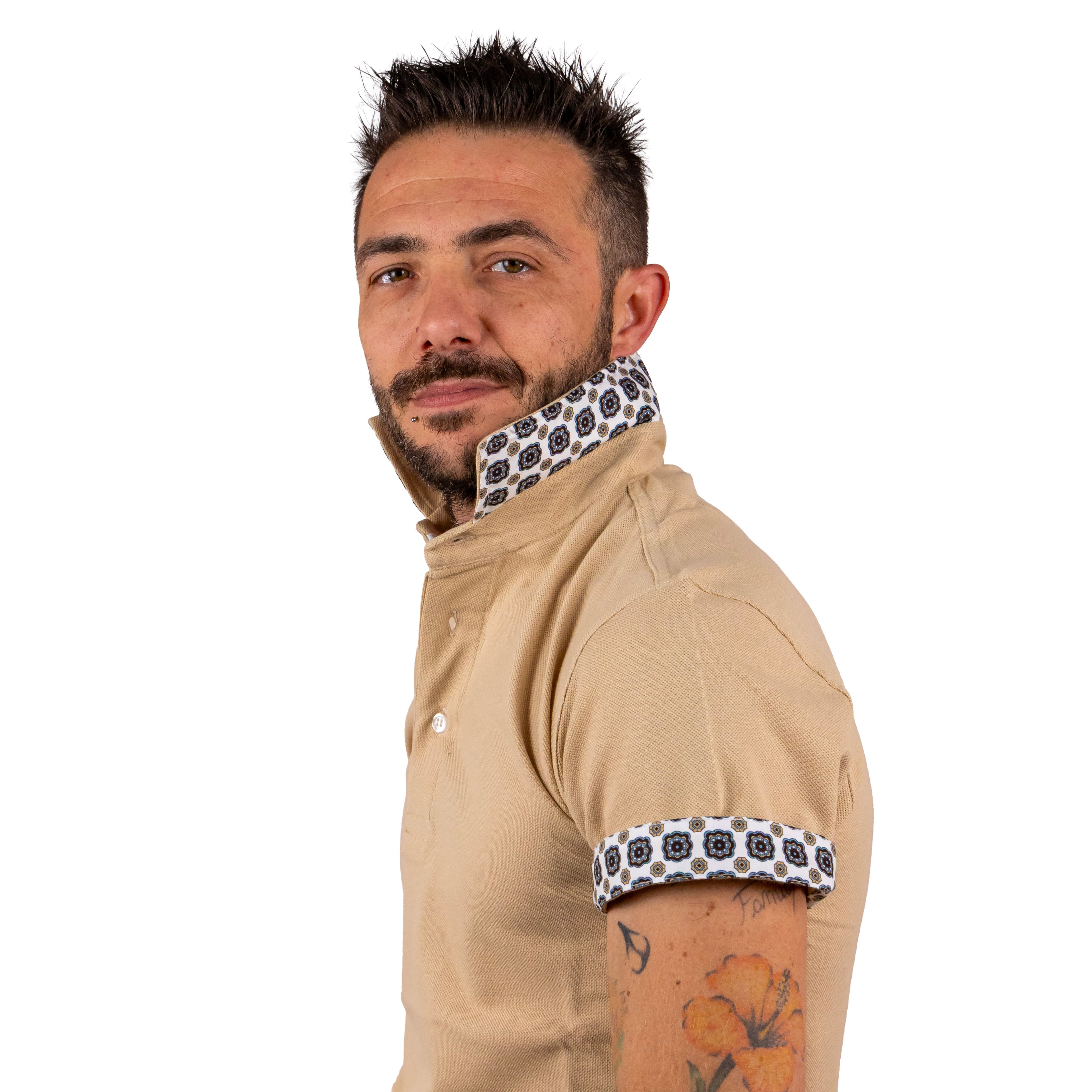 Maglia elasticizzata con collo a camicia
